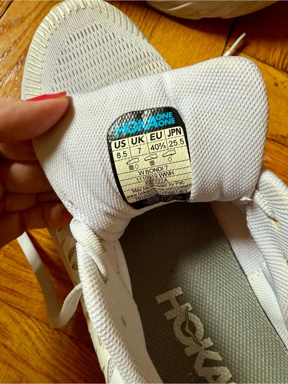 Hoka all white Bondi 7 Women’s 8.5 - Picture 7 of 10